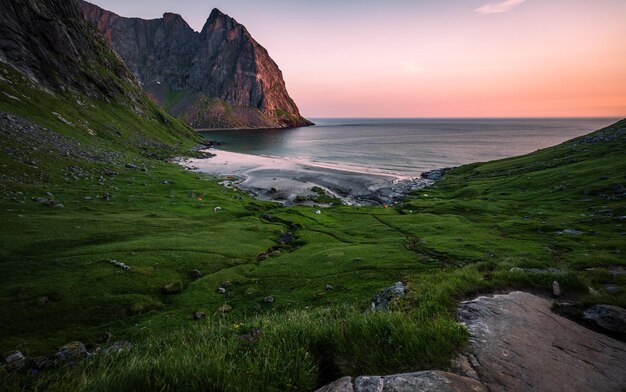 Landschaftliche Aussicht auf das Meer gegen den Himmel beim Sonnenuntergang