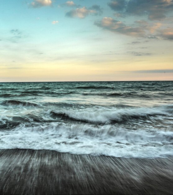 Foto landschaftliche aussicht auf das meer gegen den himmel beim sonnenuntergang