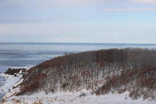 Landschaftliche Aussicht auf das Meer gegen den Himmel im Winter
