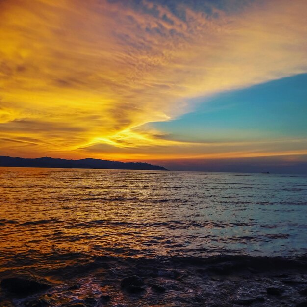 Landschaftliche Aussicht auf das Meer gegen den Himmel