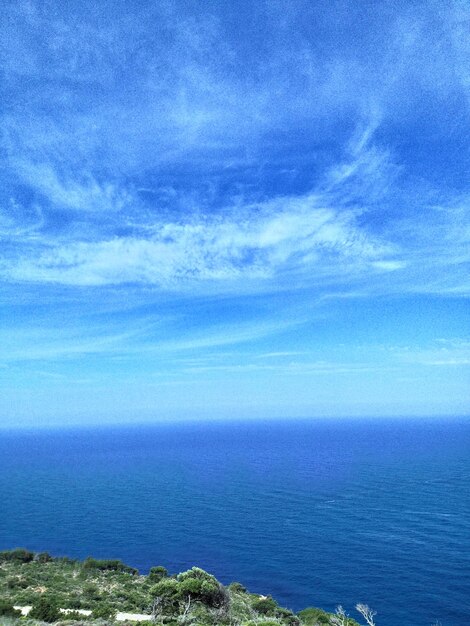 Landschaftliche Aussicht auf das Meer vor einem bewölkten Himmel