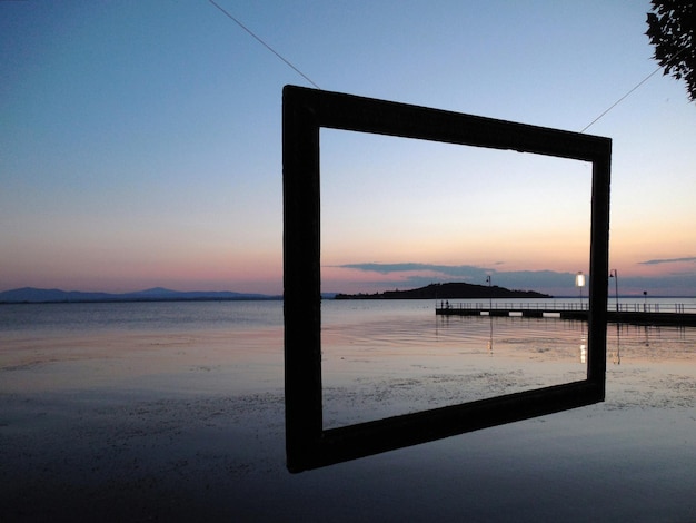 Landschaftliche Aussicht auf das Meer vor klarem Himmel beim Sonnenuntergang