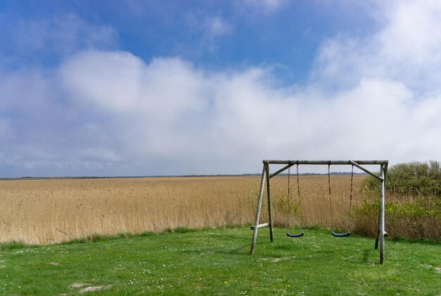 Landschaftliche Aussicht auf den Bauernhof gegen den Himmel