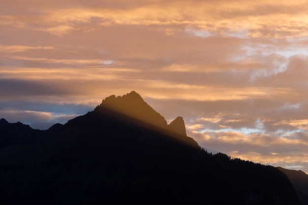 Landschaftliche Aussicht auf den Berg gegen den Himmel