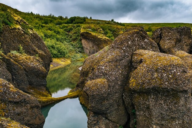 Landschaftliche Aussicht auf den Berg vor dem Himmel