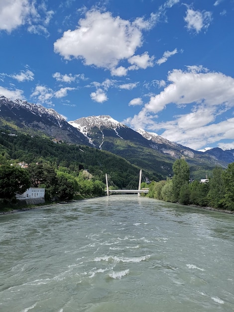 Foto landschaftliche aussicht auf den fluss an den bergen gegen den himmel in innsbruck, österreich