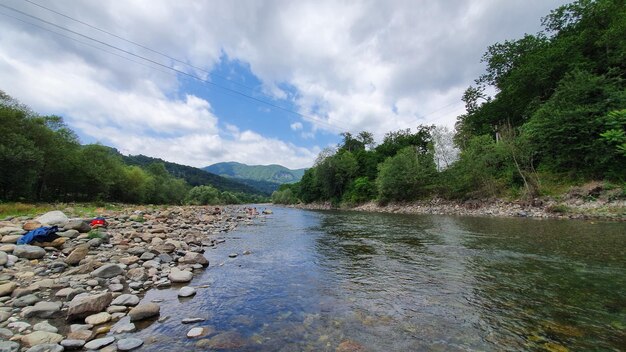 Foto landschaftliche aussicht auf den fluss durch bäume gegen den himmel