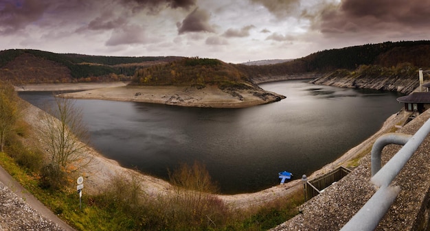 Foto landschaftliche aussicht auf den fluss durch die berge gegen den himmel