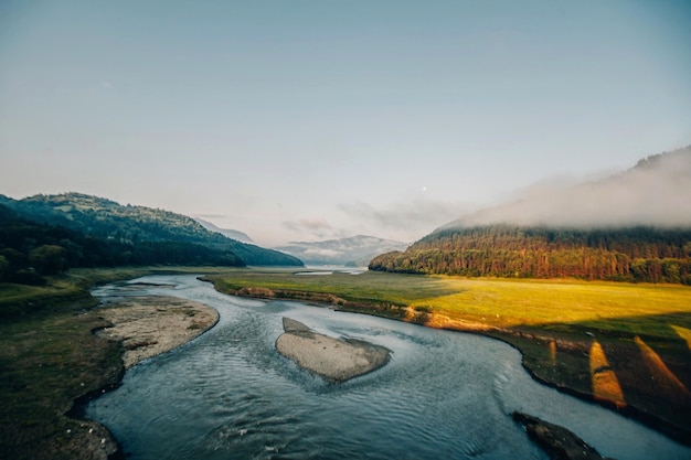 Landschaftliche Aussicht auf den Fluss durch die Berge gegen den Himmel