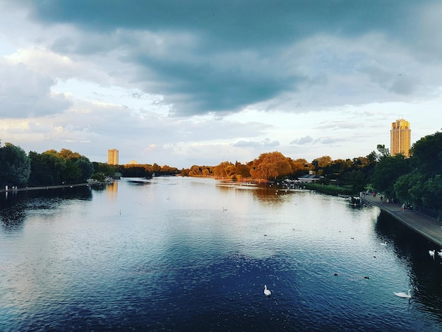 Foto landschaftliche aussicht auf den fluss gegen den himmel bei sonnenuntergang