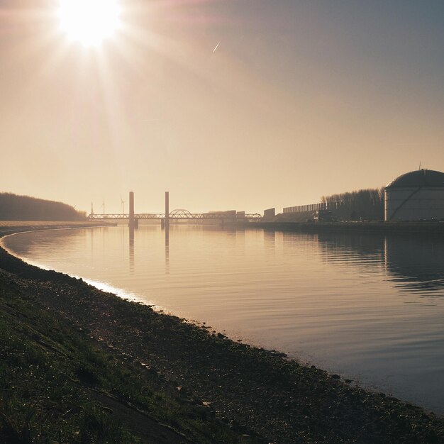 Foto landschaftliche aussicht auf den fluss gegen den himmel beim sonnenuntergang