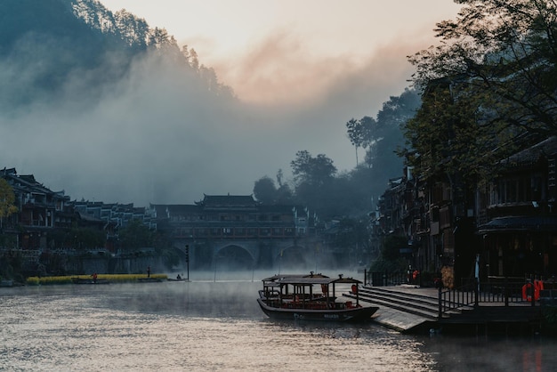 Foto landschaftliche aussicht auf den fluss gegen den himmel beim sonnenuntergang