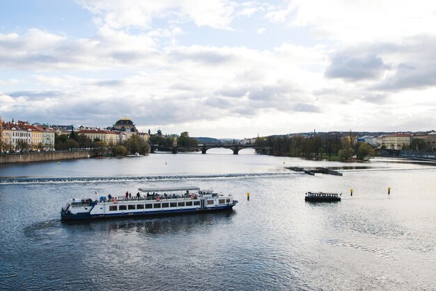 Landschaftliche Aussicht auf den Fluss gegen den Himmel in der Stadt