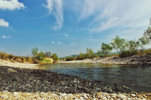 Landschaftliche Aussicht auf den Fluss gegen den Himmel