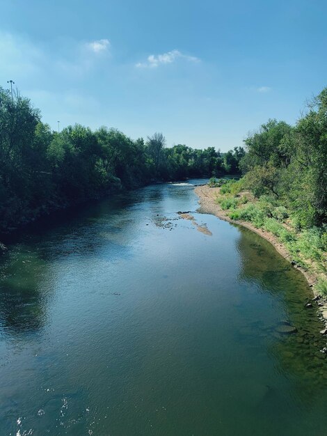 Landschaftliche Aussicht auf den Fluss gegen den Himmel