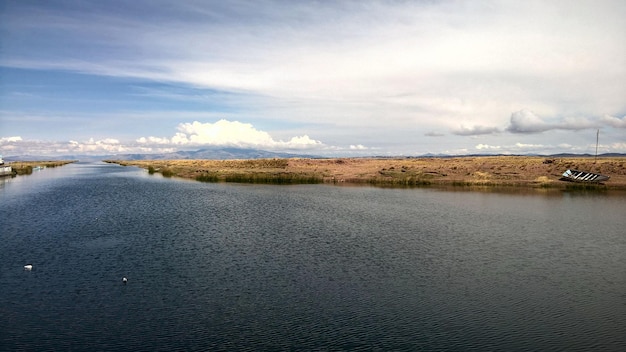 Landschaftliche Aussicht auf den Fluss gegen den Himmel