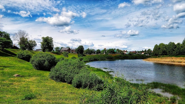 Landschaftliche Aussicht auf den Fluss gegen den Himmel