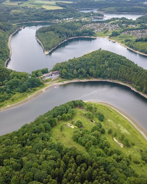 Landschaftliche Aussicht auf den Fluss im Wald gegen den Himmel