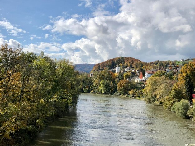 Landschaftliche Aussicht auf den Fluss inmitten der Bäume gegen den Himmel