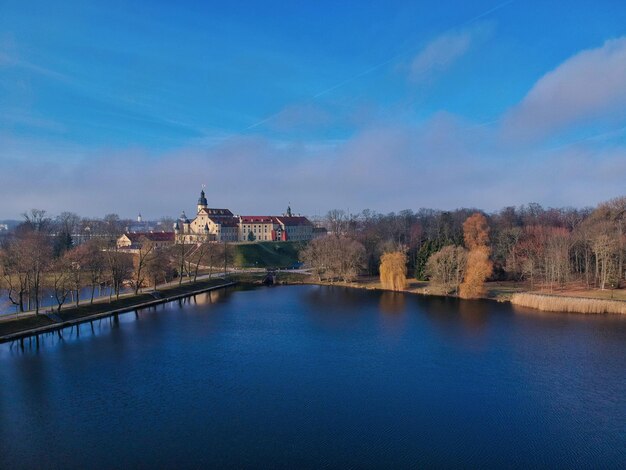 Foto landschaftliche aussicht auf den fluss von gebäuden gegen den himmel