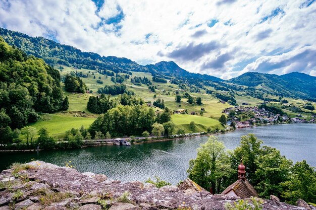 Foto landschaftliche aussicht auf den fluss vor bewölktem himmel