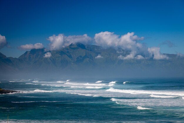 Foto landschaftliche aussicht auf den hookipa beach park auf der hawaiianischen insel maui (usa) gegen den blauen himmel