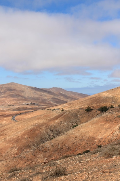 Landschaftliche Aussicht auf den Hügel gegen den Himmel