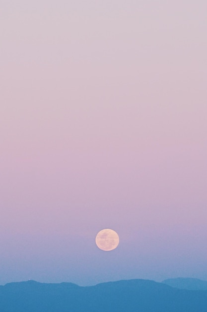 Landschaftliche Aussicht auf den Mond in den Bergen vor klarem Himmel