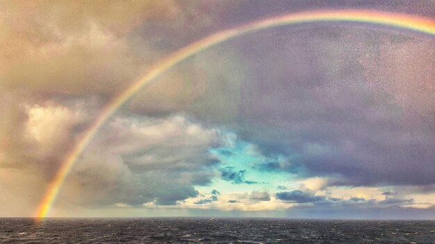 Landschaftliche Aussicht auf den Regenbogen über dem Meer gegen den Himmel