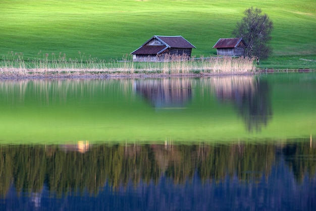 Landschaftliche Aussicht auf den See anhand von Häusern und Gebäuden