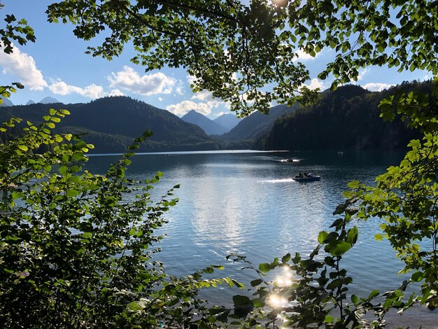 Foto landschaftliche aussicht auf den see durch bäume gegen den himmel