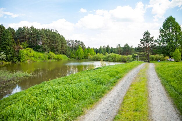 Foto landschaftliche aussicht auf den see durch bäume gegen den himmel