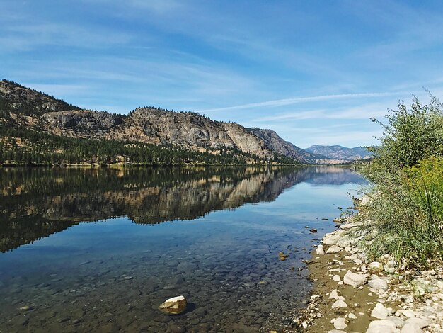 Foto landschaftliche aussicht auf den see durch bäume gegen den himmel