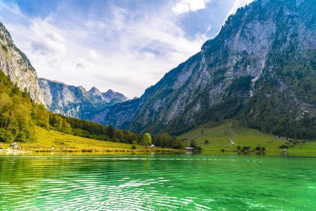 Foto landschaftliche aussicht auf den see durch berge gegen den himmel