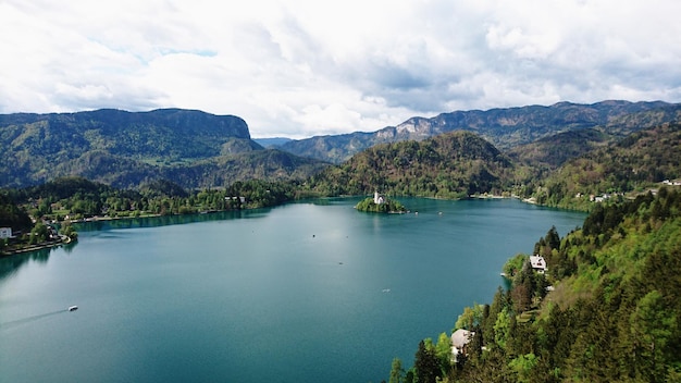 Foto landschaftliche aussicht auf den see durch berge gegen den himmel