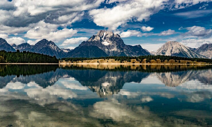 Foto landschaftliche aussicht auf den see durch berge gegen den himmel