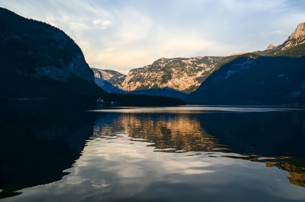 Foto landschaftliche aussicht auf den see durch berge gegen den himmel