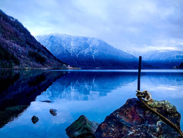 Foto landschaftliche aussicht auf den see durch berge gegen den himmel