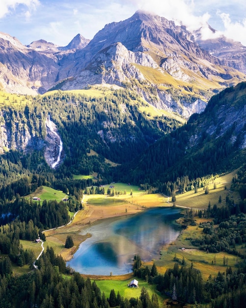 Foto landschaftliche aussicht auf den see durch berge gegen den himmel