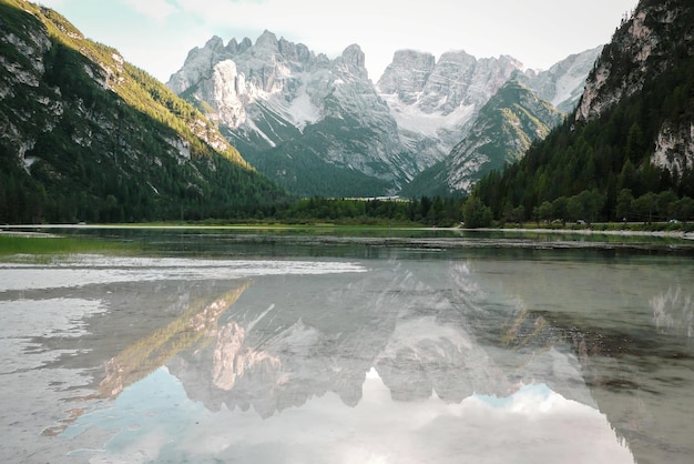 Foto landschaftliche aussicht auf den see durch berge gegen den himmel