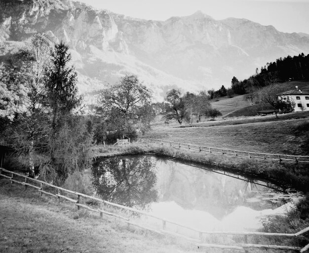 Foto landschaftliche aussicht auf den see durch berge gegen den himmel