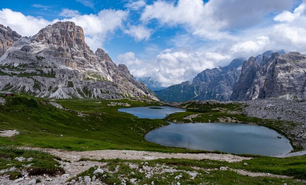 Foto landschaftliche aussicht auf den see durch berge gegen den himmel