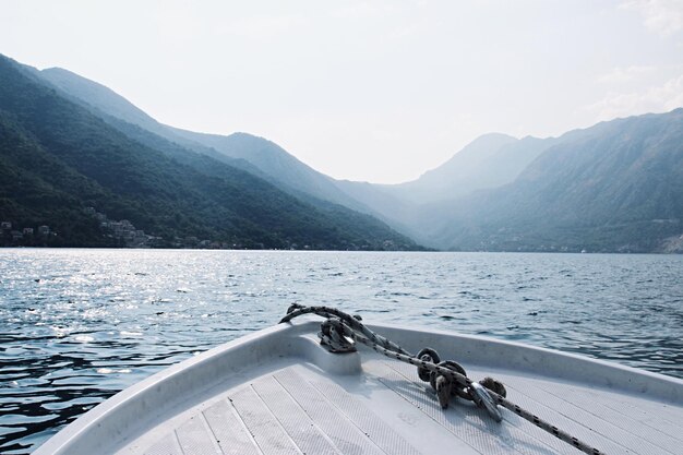 Landschaftliche Aussicht auf den See durch Berge gegen den Himmel