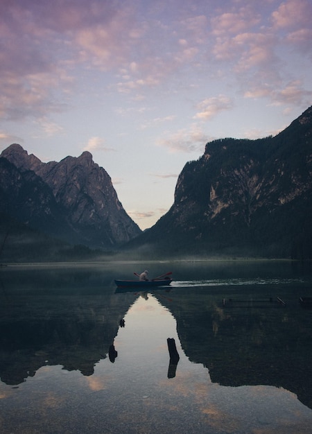 Landschaftliche Aussicht auf den See durch die Berge gegen den Himmel beim Sonnenuntergang