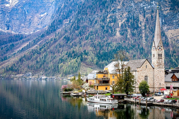 Foto landschaftliche aussicht auf den see durch gebäude gegen den himmel