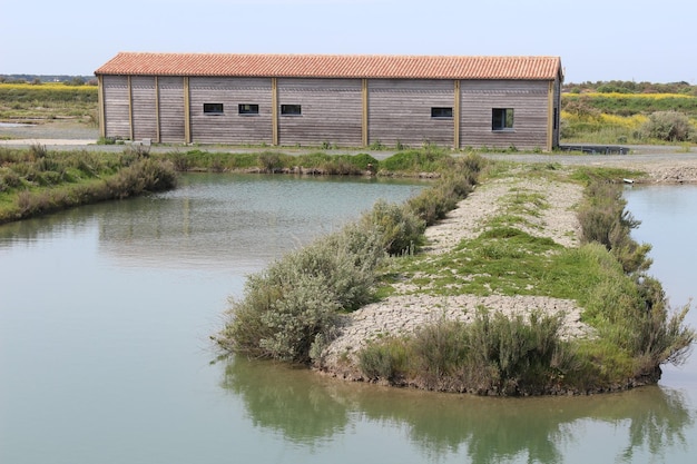 Foto landschaftliche aussicht auf den see durch gebäude gegen den himmel