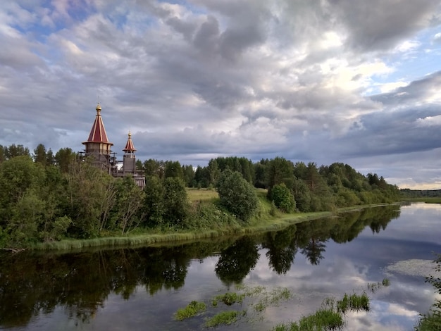 Foto landschaftliche aussicht auf den see durch gebäude gegen den himmel