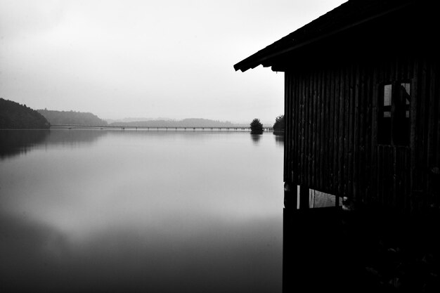 Foto landschaftliche aussicht auf den see durch gebäude gegen den himmel