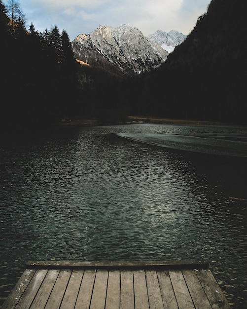 Foto landschaftliche aussicht auf den see gegen den berg