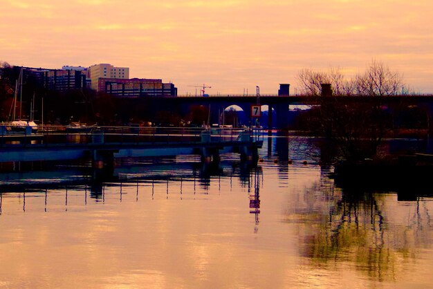 Foto landschaftliche aussicht auf den see gegen den himmel bei sonnenuntergang